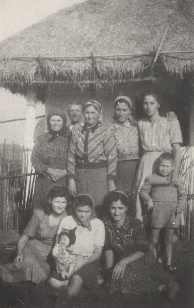 Dumitru Butariu cu soția Maria și fiica Ștefania (căs. Scauieru) deportat din Cujmir la Măzăreni